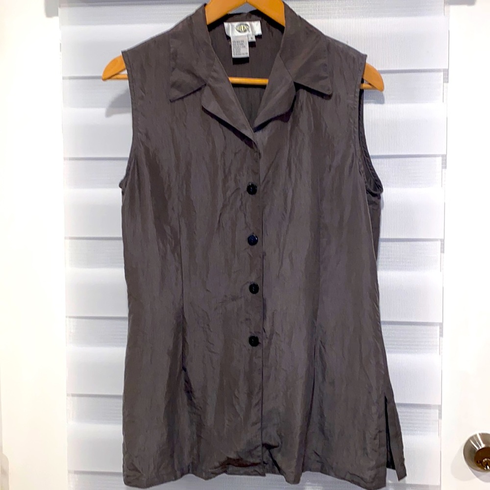 Silks Gray women’s 100% silk sleeveless button down collared blouse. size Small